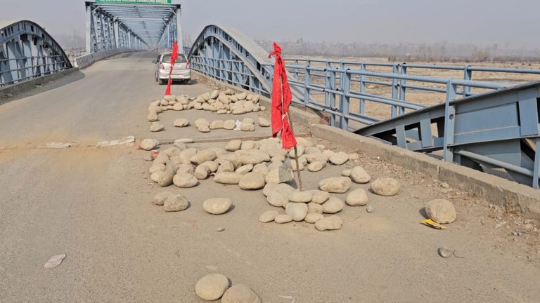 Kulgam:South Kashmir’s longest bridge restricts traffic to single-way due to cracks