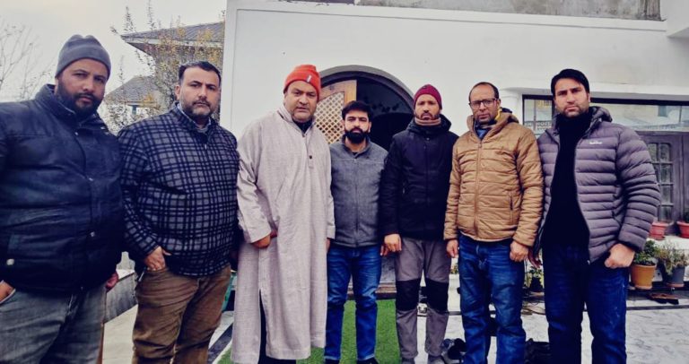 Gulistan News North Team Visits ACP Altaf Hussain Bhat JKAS to Offer Condolences, noteworthy Altaf Hussain Bhat is brother-in-law of Mohammad Saleem Wani, Bureau Chief of Gulistan News Kashmir