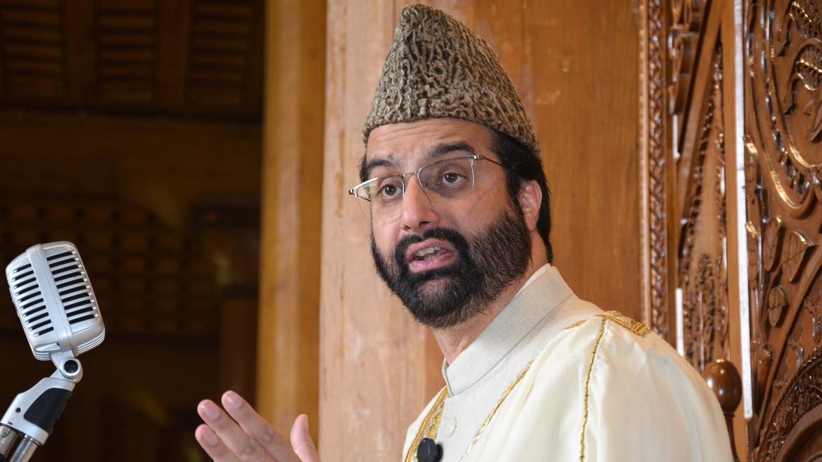 Mirwaiz Delegation Meeting JPC Chief about Waqf Act.