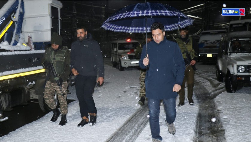 DC Srinagar undertook late night tour of City areas to oversee snow clearance measures- Gulistan News Tv